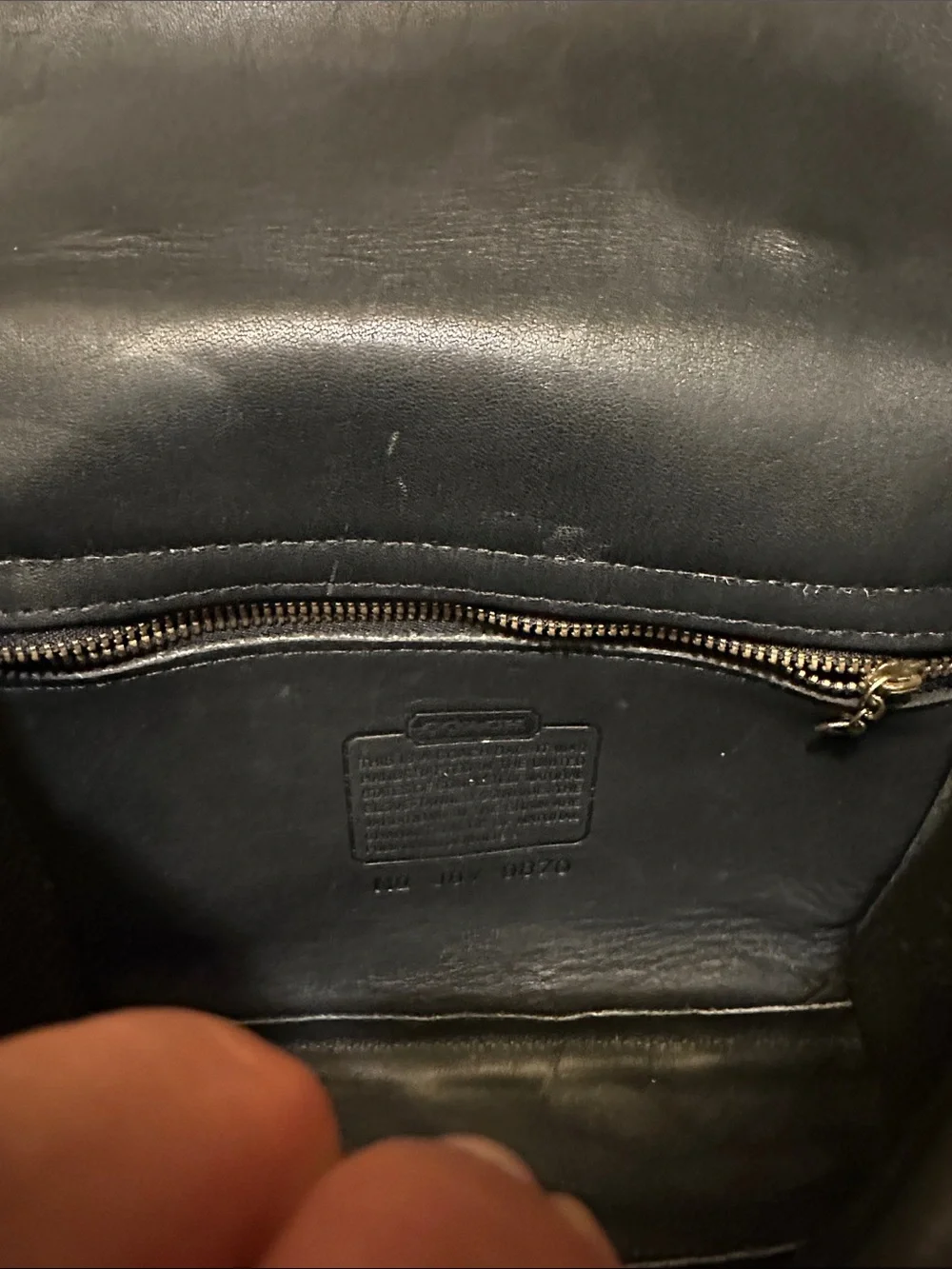 Classic Black Leather Crossbody Bag with Turn-Lock Closure - Picture 3 of 3